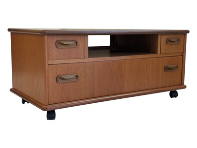 Lot 553 - G PLAN FURNITURE -TEAK LATE 20TH CENTURY TV MEDIA CABINET STAND