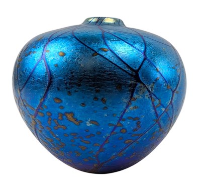 Lot 3 - SIDDY LANGLEY - 1980S IRIDESENCT BLUE GLASS VASE - SIGNED