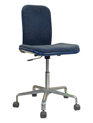 Lot 559 - FRED SCOTT FOR HILLE - VINTAGE 20TH CENTURY SUPPORTO OFFICE DESK CHAIR