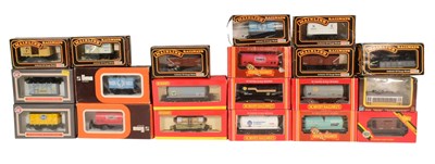 Lot 33 - MODEL RAILWAY - COLLECTION OF OO GAUGE ROLLING STOCK WAGONS