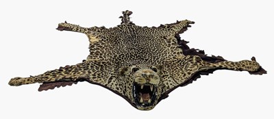 Lot 410 - OF NATURAL HISTORY INTEREST - EARLY 20TH CENTURY AFRICAN LEOPARD SKIN TAXIDERMY RUG