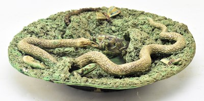 Lot 141 - EARLY 20TH CENTURY PORTUGUESE PALISSY MAJOLICA CHARGER