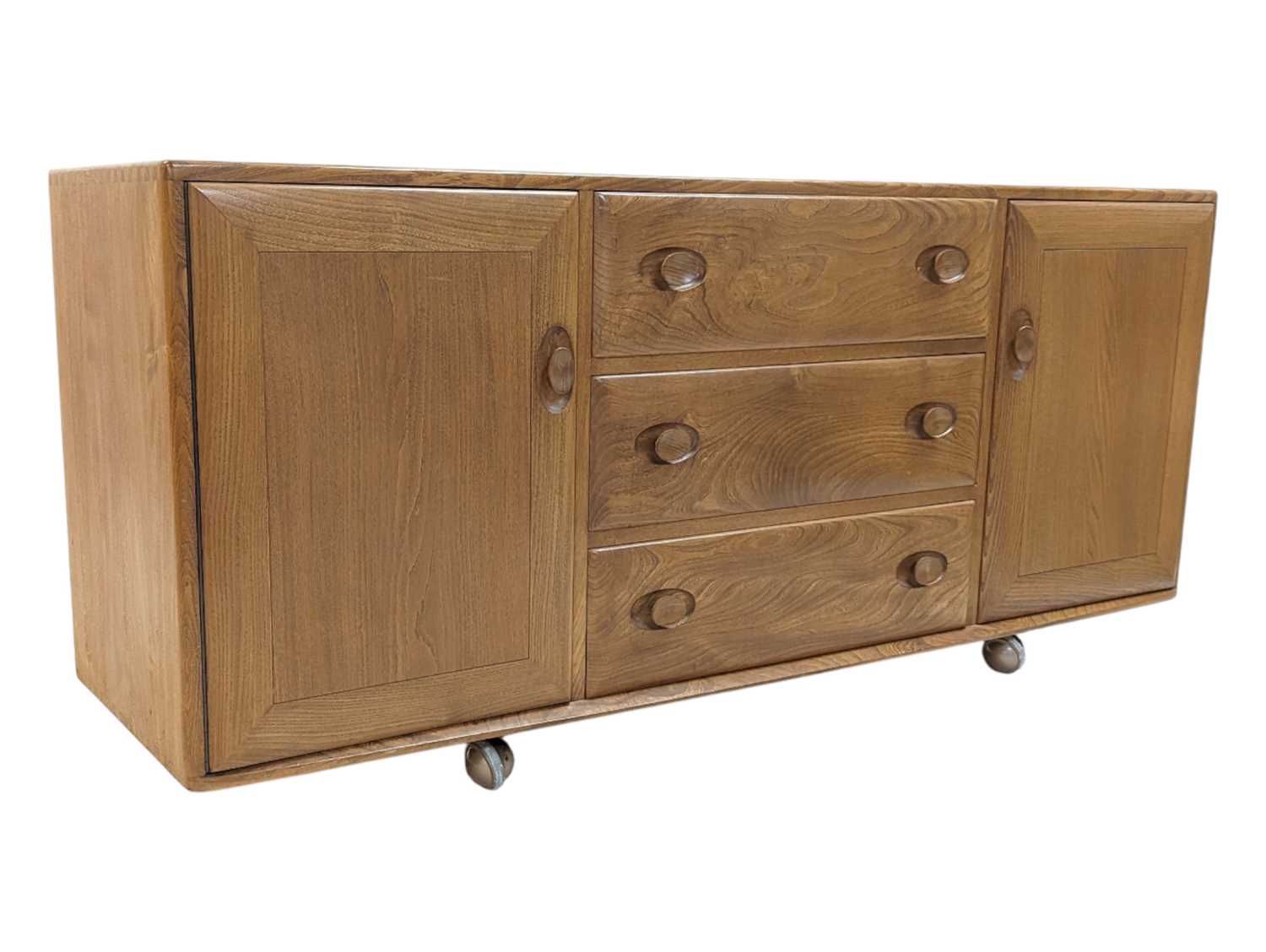 Lot 563 - ERCOL FURNITURE MODEL 468 - WINDSOR RANGE - SIDEBOARD CREDENZA