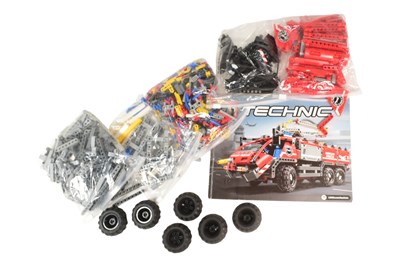 Lot 526 - LEGO - TECHNIC - 42068 - AIRPORT RESCUE VEHICLE
