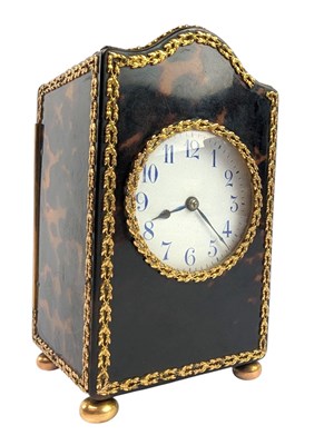 Lot 3 - FRENCH EARLY 20TH CENTURY BELLE ÉPOQUE TORTOISESHELL & BRASS MOUNTED TABLE CLOCK