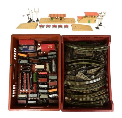 Lot 126 - MODEL RAILWAY - COLLECTION OF OO GAUGE TRACK & ROLLING STOCK