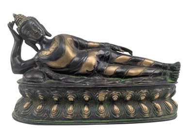 Lot 24 - 20TH CENTURY THAI BRONZE FIGURE OF A RECLINING BUDDHA ON A LOTUS PLINTH