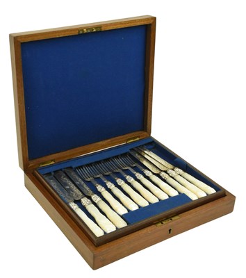 Lot 34 - CASED VICTORIAN HALLMARKED SILVER & MOP HANDLE CUTLERY SET