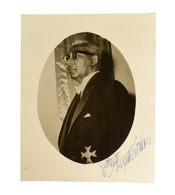 Lot 194 - WORLD LEADERS - FRANCOIS 'PAPA DOC' DUVALIER (D.1971) - SIGNED PHOTO