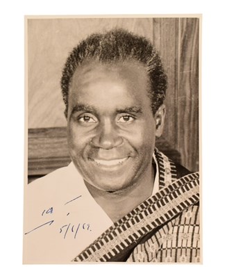 Lot 168 - WORLD LEADERS - KENNETH KAUNDA (D.2021) - SIGNED PHOTO