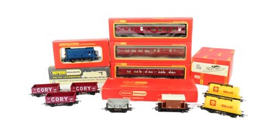 Lot 107 - MODEL RAILWAY - COLLECTION OF OO GAUGE LOCOS & ROLLING STOCK