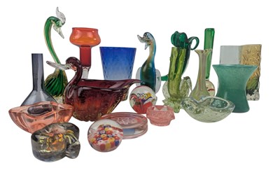 Lot 107 - MIXED COLLECTION OF VINTAGE 20TH CENTURY STUDIO ART GLASS VASES & OTHER (20)