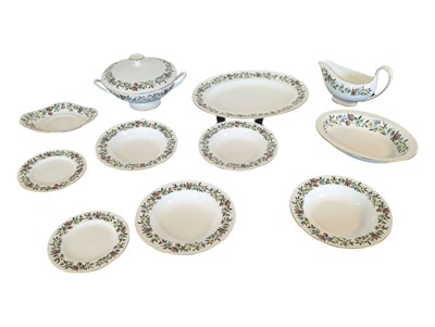 Lot 11 - WEDGWOOD - 1960S VINTAGE CHINA SUMMER GARLAND PATTERNED DINNER SERVICE