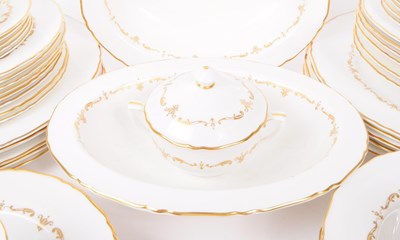 Lot 21 - ROYAL WORCESTER - GOLD CHANITILLY PORCELAIN SERVICE