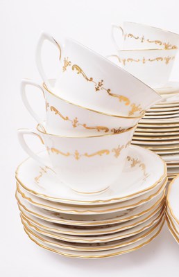 Lot 21 - ROYAL WORCESTER - GOLD CHANITILLY PORCELAIN SERVICE