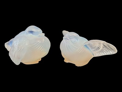 Lot 21 - PAIR OF FRENCH SABINO 1920S ART DECO OPALESCENT BIRD FIGURES