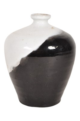 Lot 24 - LATE 20TH CENTURY STUDIO POTTERY BLACK AND WHITE DRIP GLAZE VASE