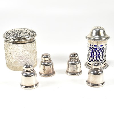 Lot 114 - HALLMARKED SILVER PEPPERETTE T/W SET 4 STERLING SILVER PEPPERETTES & A POT