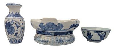 Lot 89 - THREE 20TH CENTURY CHINESE BLUE & WHITE PORCELAIN PIECES