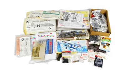 Lot 339 - MODEL KITS - COLLECTION OF ASSORTED PLASTIC MODEL KITS & ACCESSORIES