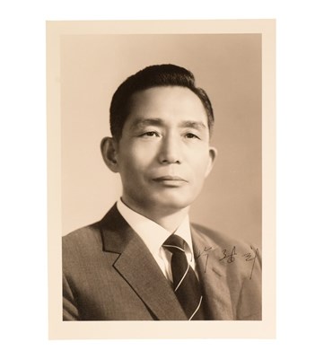 Lot 122 - WORLD LEADERS - PARK CHUNG-HEE (D.1979) - SCARCE AUTOGRAPHED PHOTO