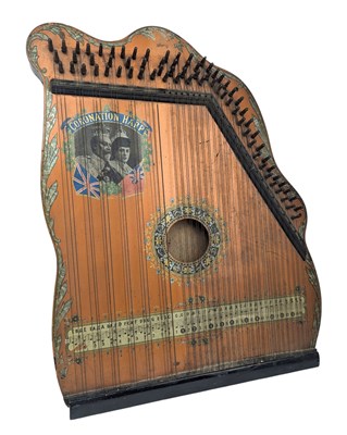 Lot 113 - EDWARD VII EARLY 20TH CENTURY CORONATION TABLE HARP
