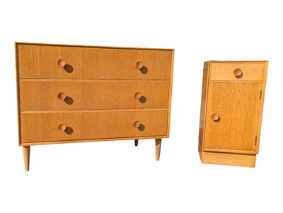 Lot 589 - MEREDEW FURNITURE - MID CENTURY OAK CHEST OF DRAWERS & BEDSIDE CABINET
