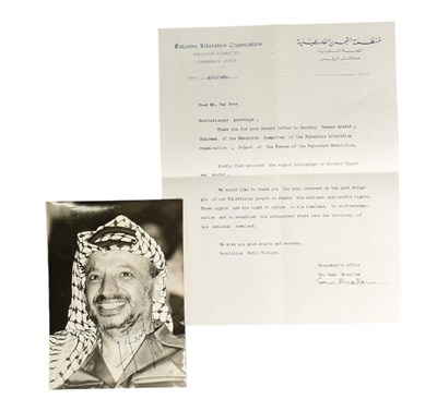 Lot 201 - POLITICS - YASSER ARAFAT (D.2004) - AUTOGRAPHED PHOTOGRAPH