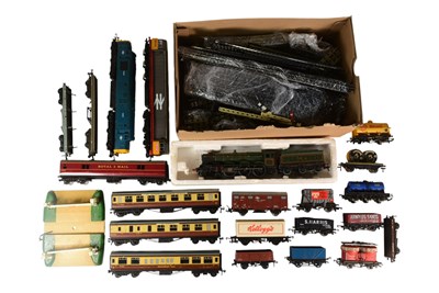 Lot 223 - MODEL RAILWAY - COLLECTION OF OO GAUGE LOCOS & ROLLING STOCK