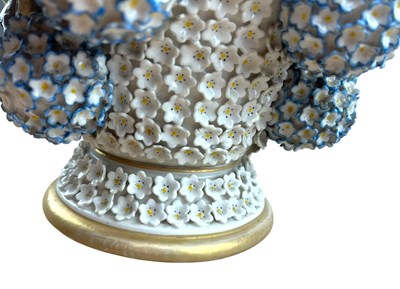 Lot 1 - MEISSEN LATE 19TH CENTURY SCHNEEBALLEN PORCELAIN LIDDED VASE