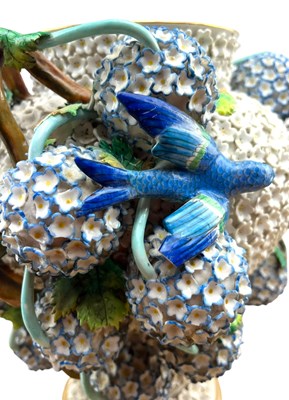 Lot 1 - MEISSEN LATE 19TH CENTURY SCHNEEBALLEN PORCELAIN LIDDED VASE