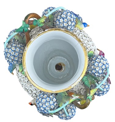 Lot 1 - MEISSEN LATE 19TH CENTURY SCHNEEBALLEN PORCELAIN LIDDED VASE