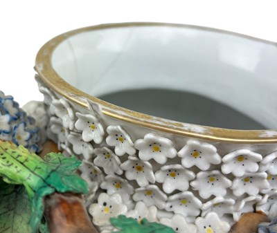 Lot 1 - MEISSEN LATE 19TH CENTURY SCHNEEBALLEN PORCELAIN LIDDED VASE