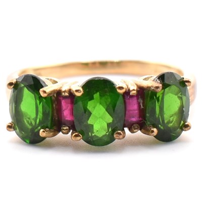 Lot 204 - HALLMARKED 9CT GOLD CHROME DIOPSIDE & RUBY THREE STONE RING