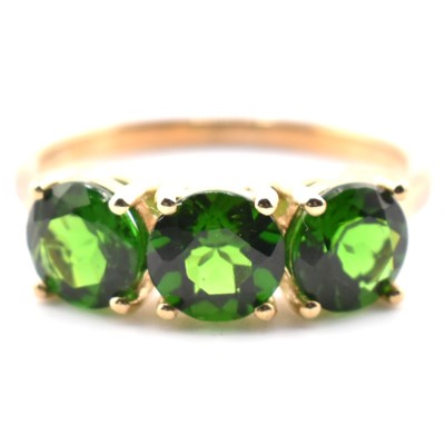 Lot 240 - HALLMARKED 9CT GOLD & CHROME DIOPSIDE THREE STONE RING