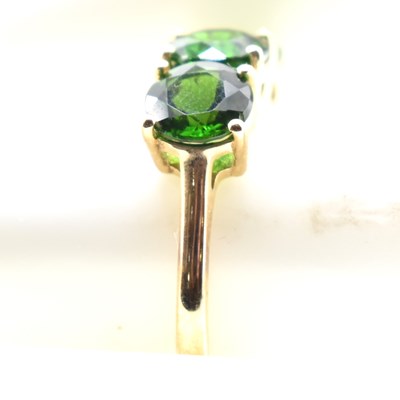 Lot 240 - HALLMARKED 9CT GOLD & CHROME DIOPSIDE THREE STONE RING