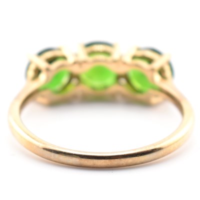 Lot 240 - HALLMARKED 9CT GOLD & CHROME DIOPSIDE THREE STONE RING
