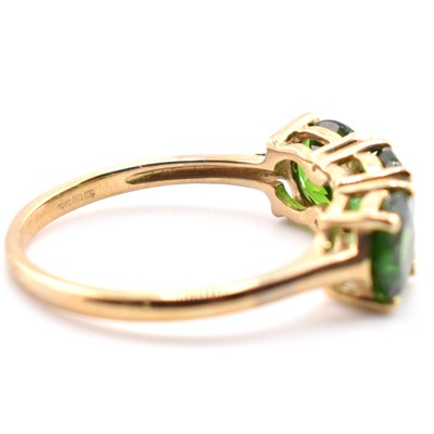Lot 240 - HALLMARKED 9CT GOLD & CHROME DIOPSIDE THREE STONE RING