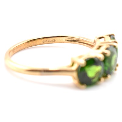 Lot 240 - HALLMARKED 9CT GOLD & CHROME DIOPSIDE THREE STONE RING