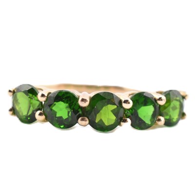 Lot 48 - HALLMARKED 9CT GOLD & CHROME DIOPSIDE FIVE STONE RING