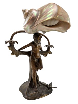 Lot 294 - ART NOUVEAU STYLE BRASS & CONCH SHELL FIGURAL NAUTILUS TABLE LAMP