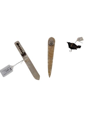 Lot 285 - TWO EARLY 20TH CENTURY MOTHER OF PEARL LETTER OPENERS & A HORN SNUFF BOX