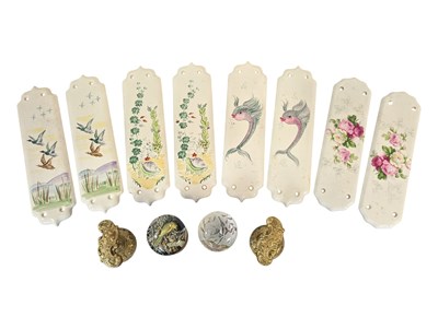 Lot 291 - COLLECTION OF 20TH CENTURY VINTAGE FINGER PLATES AND DOOR KNOB HANDLES