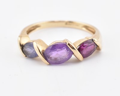 Lot 255 - HALLMARKED 9CT GOLD AMETHYST & GARNET & IOLITE THREE STONE RING