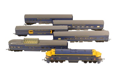 Lot 403 - MODEL RAILWAY - TRIANG TRANSCONTINENTAL LOCOMOTIVE & CARRIAGES