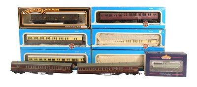 Lot 409 - MODEL RAILWAY - COLLECTION OF OO GAUGE COACHES