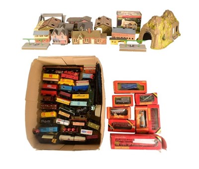 Lot 425 - MODEL RAILWAY - COLLECTION OF OO GAUGE ROLLING STOCK & ACCESSORIES