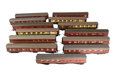 Lot 428 - MODEL RAILWAY - COLLECTION OF OO GAUGE COACHES