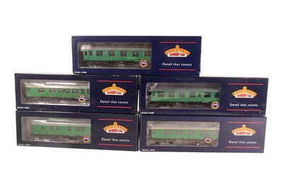 Lot 430 - MODEL RAILWAY - COLLECTION OF OO GAUGE LOCOMOTIVE COACHES