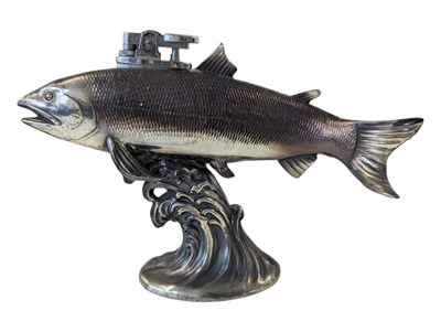 Lot 314 - 20TH CENTURY VINTAGE SILVER PLATED FISH TABLE LIGHTER